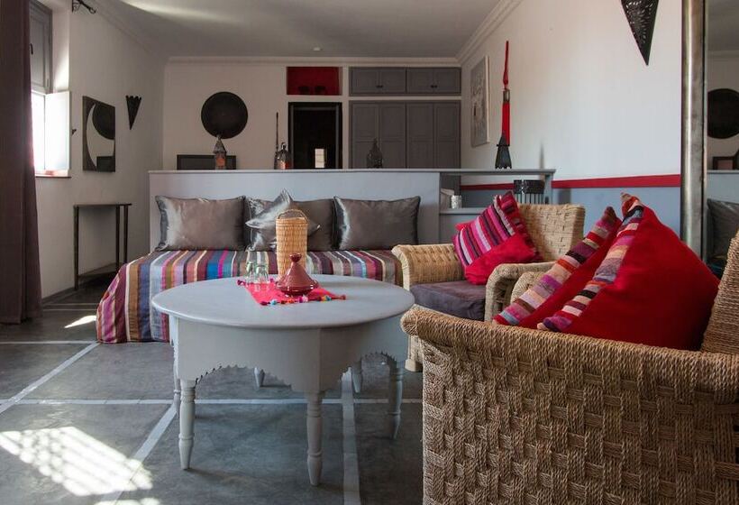 سوییت خانوادگی, Riad Alegria