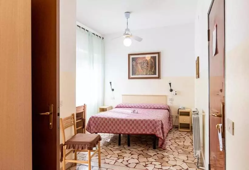 اتاق استاندارد سه نفره, Villa Rosy