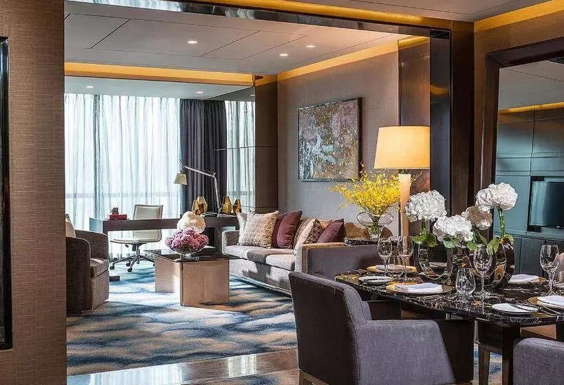 キングサイズベッドのデラックススイート, Four Seasons Hotel Shenzhen