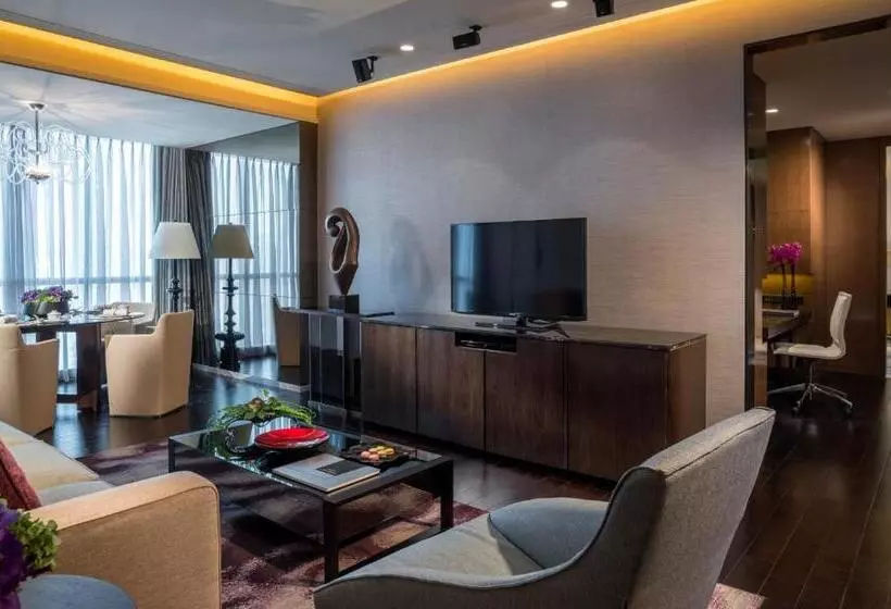 キングサイズベッドのスイートルーム, Four Seasons Hotel Shenzhen