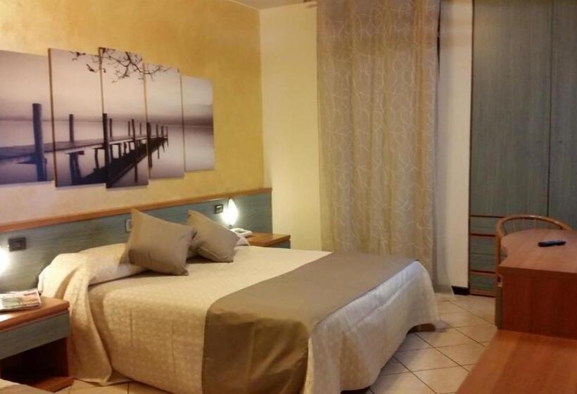 اتاق استاندارد چهار تخته, Albergo Al Cacciatore