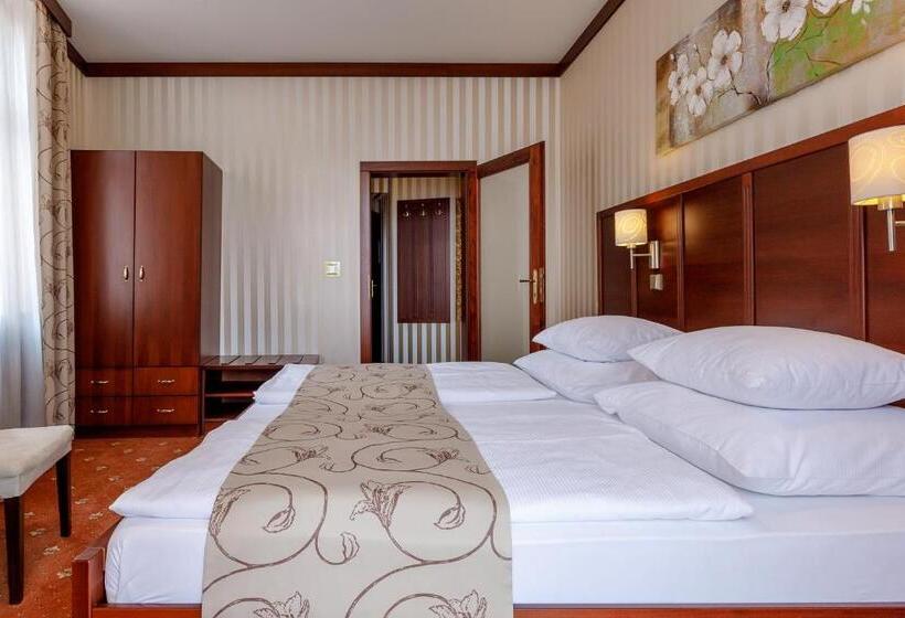 Номер Deluxe, Alfred