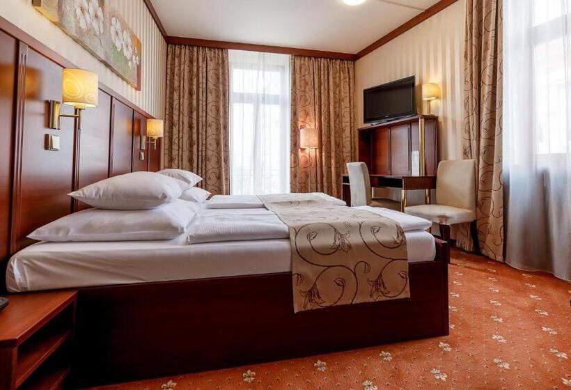 Номер Deluxe, Alfred