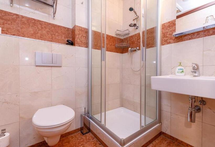 Quarto Deluxe, Alfred