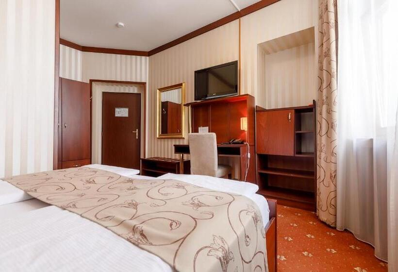 Номер Deluxe, Alfred