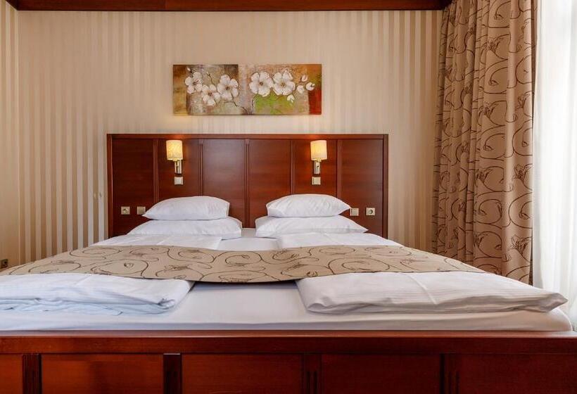 Quarto Deluxe, Alfred