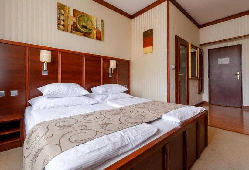 Номер Deluxe, Alfred