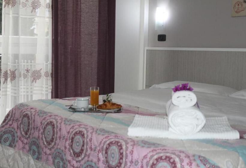 스탠다드 트리플 룸 가든 전망, Astoria