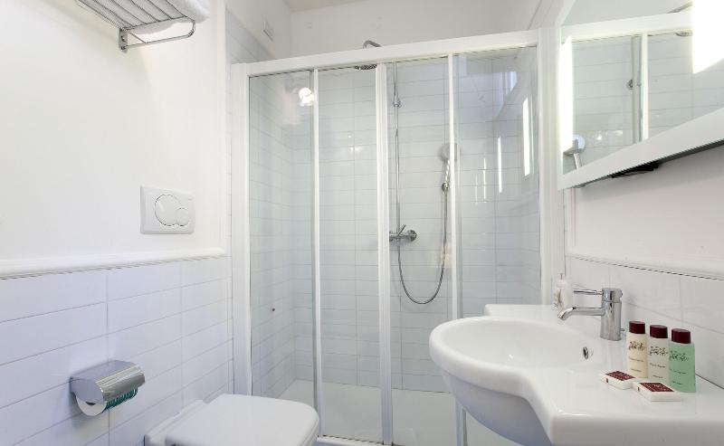 이코노미 룸, Bougainville