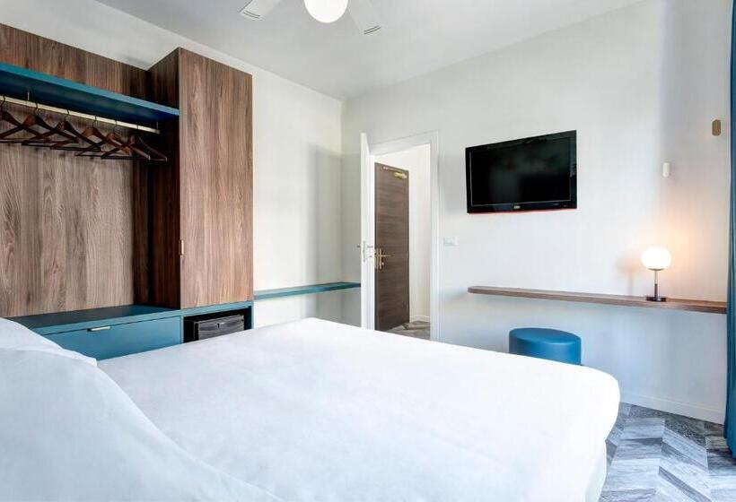 اتاق خانوادگی, Byron Bellavista