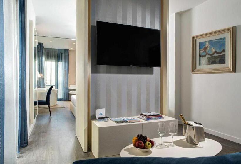 سوئیت با بالکن, Byron Bellavista