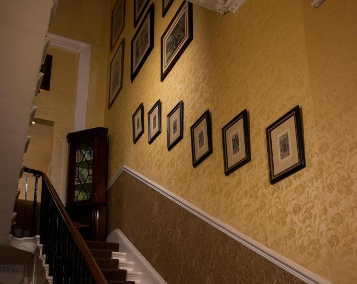 デラックスルーム, Clarence Court