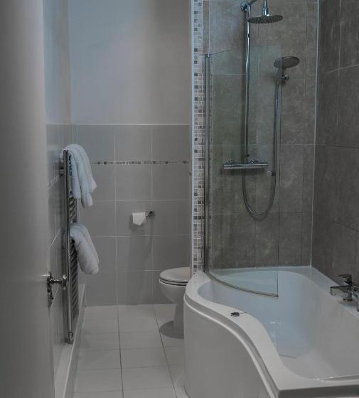 庭の見えるエクゼクティブルーム, Clarence Court