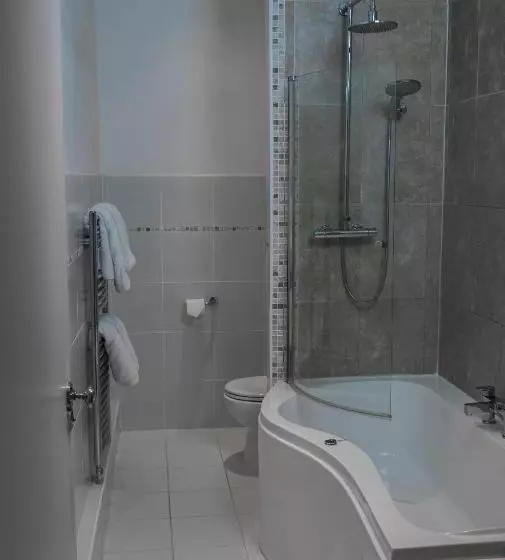 اتاق اجرایی با چشم‌انداز باغ, Clarence Court