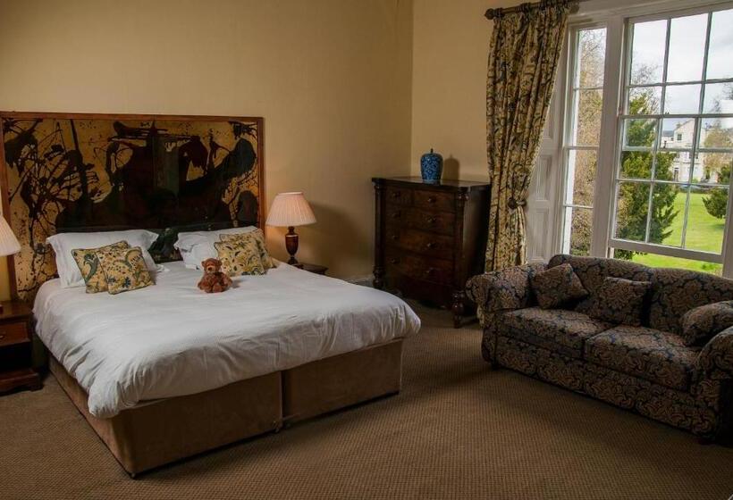 庭の見えるエクゼクティブルーム, Clarence Court