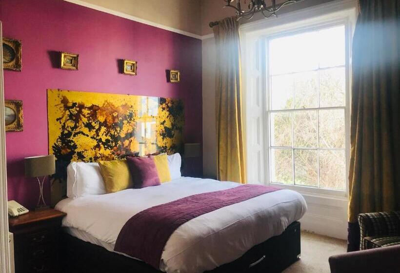 庭の見えるエクゼクティブルーム, Clarence Court