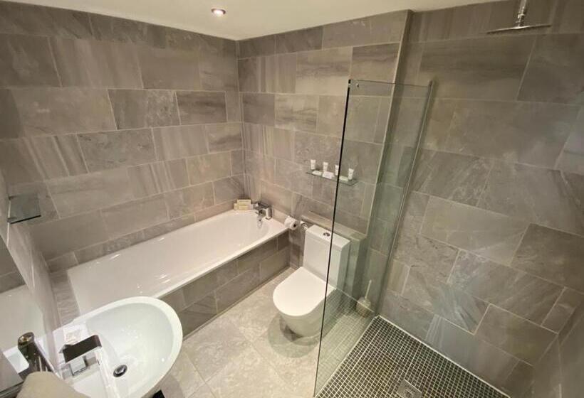 庭の見えるエクゼクティブルーム, Clarence Court