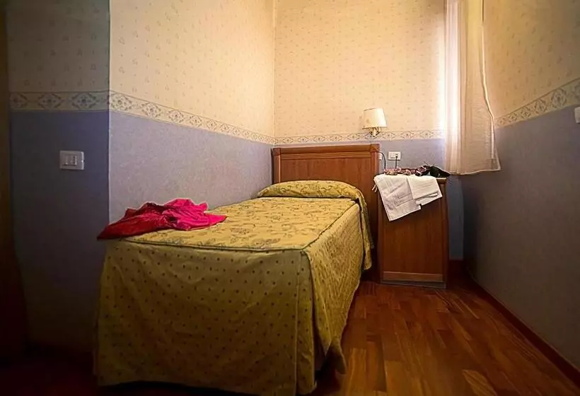 Economy Yhden Hengen Huone, Filippeschi