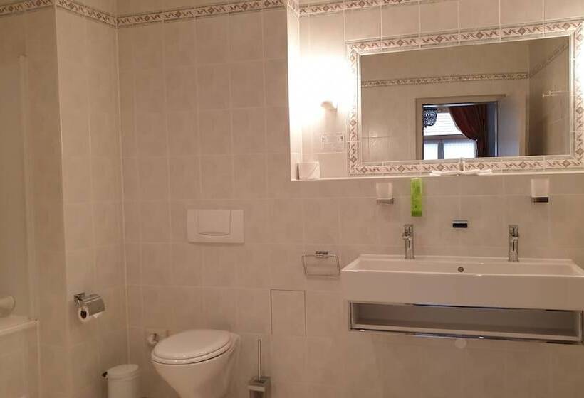 高级大房间, Goldener Lowe