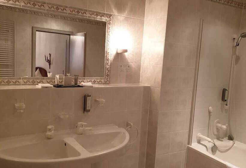 小型套房, Goldener Lowe