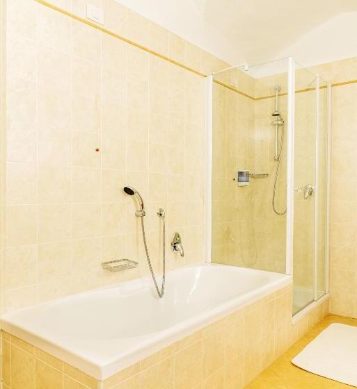 סוויטת ג'וניור, Goldenes Roessl Adults Only