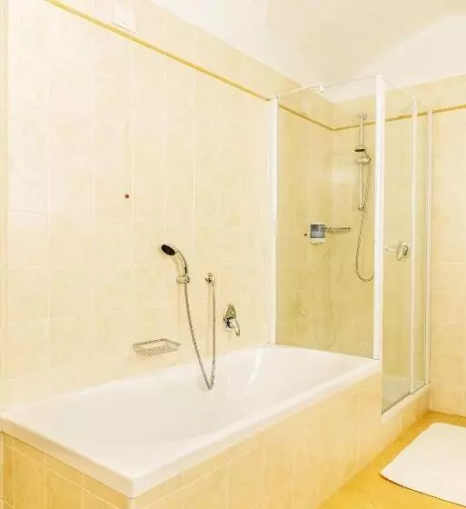 سوییت جونیور, Goldenes Roessl Adults Only