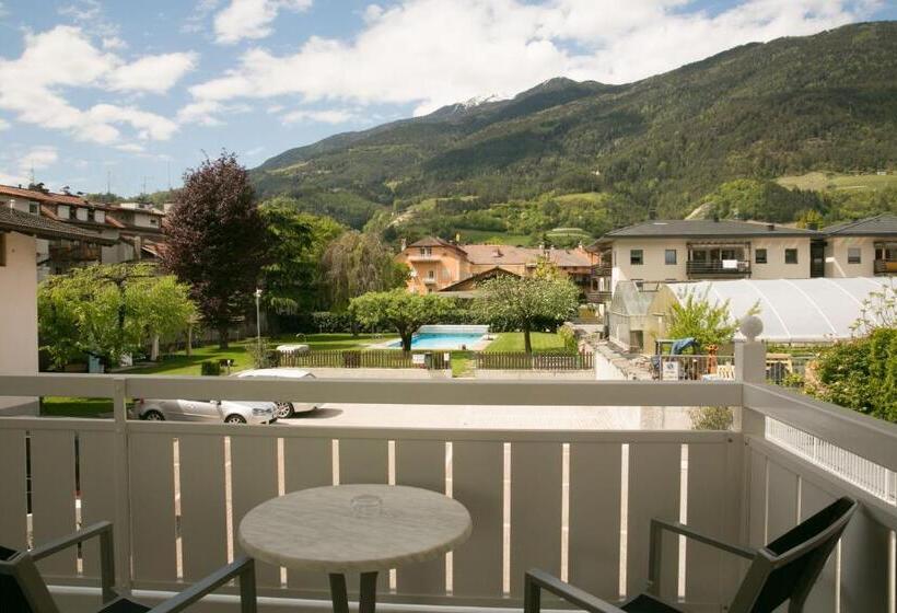 חדר סופריור לשלושה, Goldenes Roessl Adults Only