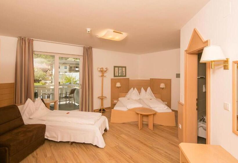 חדר סופריור לשלושה, Goldenes Roessl Adults Only