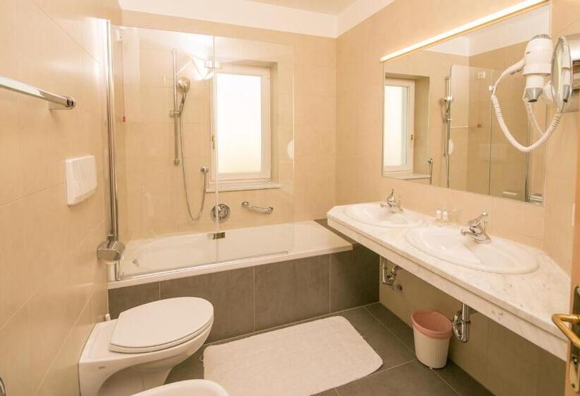 חדר סופריור לשלושה, Goldenes Roessl Adults Only