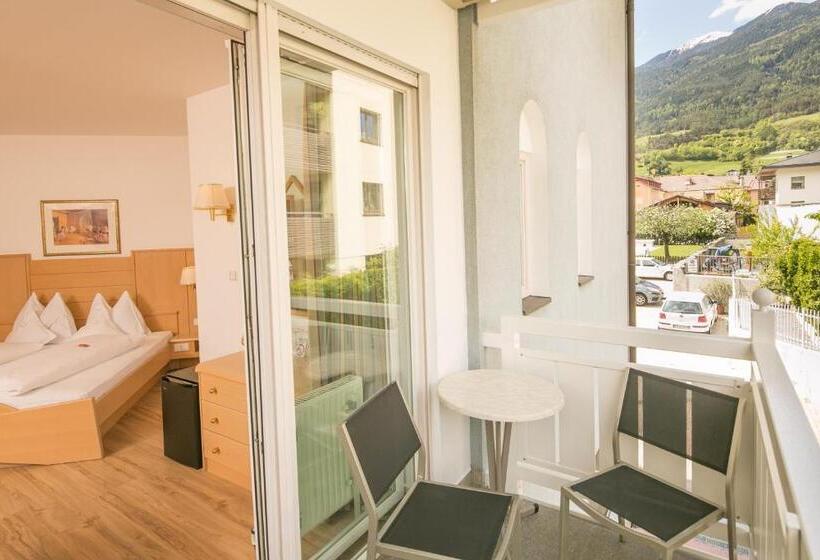 חדר סופריור לארבעה, Goldenes Roessl Adults Only