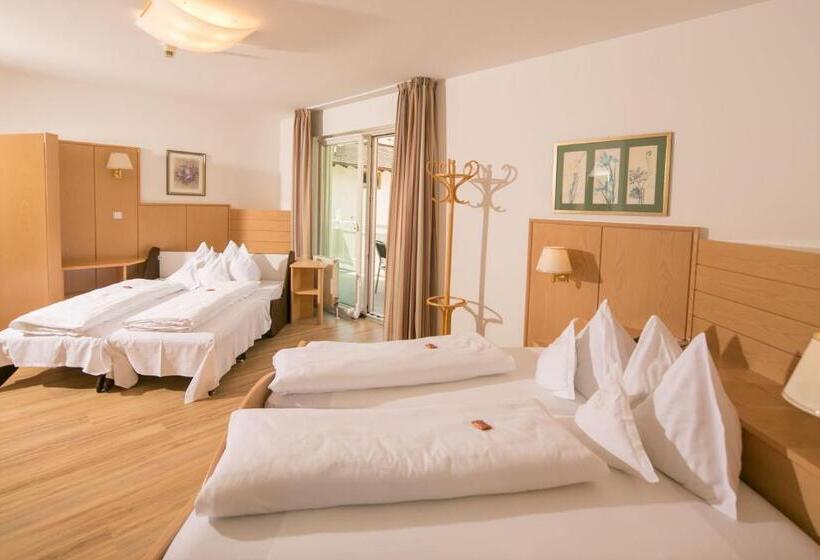 חדר סופריור לארבעה, Goldenes Roessl Adults Only