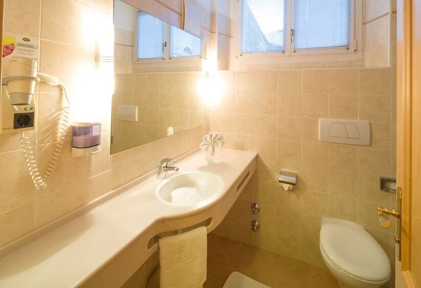 חדר קלאסי, Goldenes Roessl Adults Only