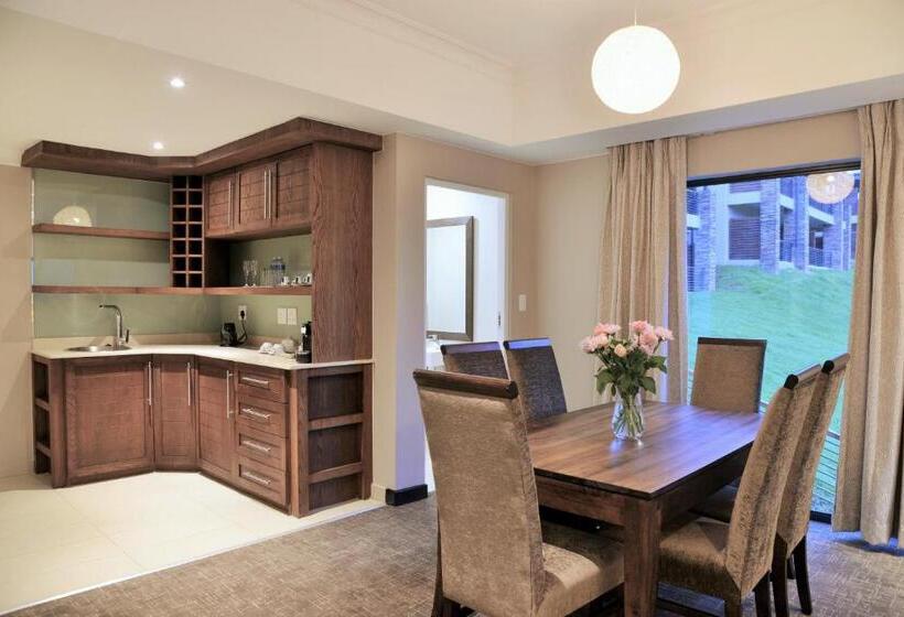 מיטת קינג בסוויטה, Premier Resort Sani Pass