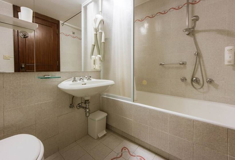 اتاق کلاسیک, Reale