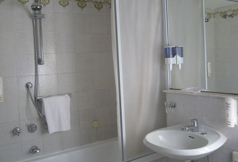 اتاق اکونومی, Reale