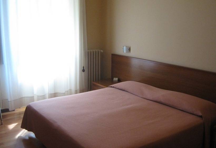 اتاق اکونومی, Reale