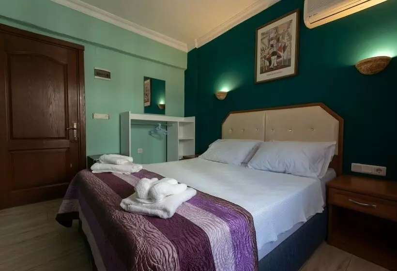 Basic-huone, Rebetika Hotel & Bistro