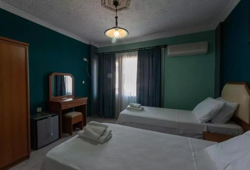 Standard Kolmen Hengen Huone Parveke, Rebetika Hotel & Bistro