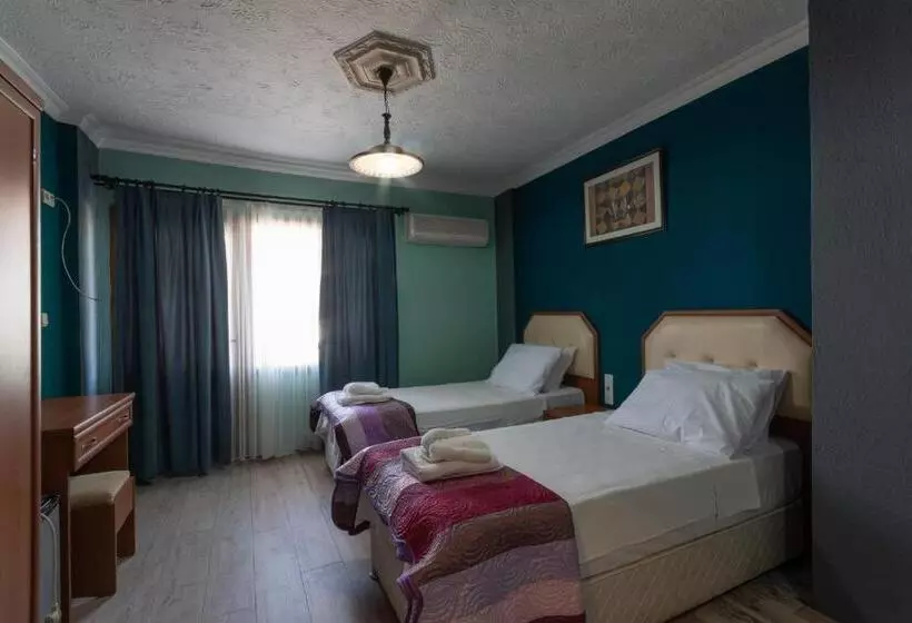 Standard Kolmen Hengen Huone Parveke, Rebetika Hotel & Bistro
