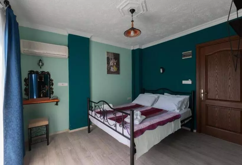 Perhehuone, Rebetika Hotel & Bistro