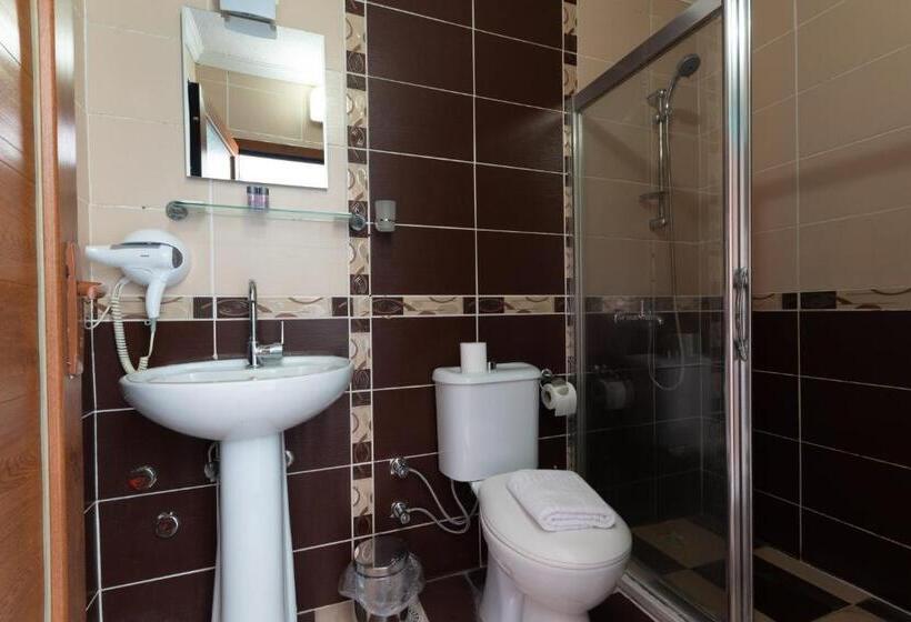 家庭间, Rebetika Hotel & Bistro