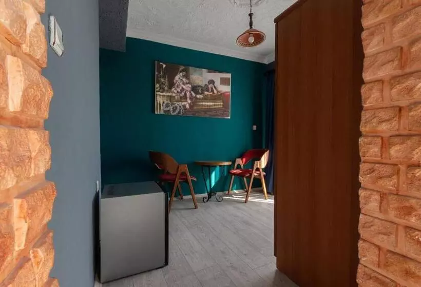 Perhehuone, Rebetika Hotel & Bistro