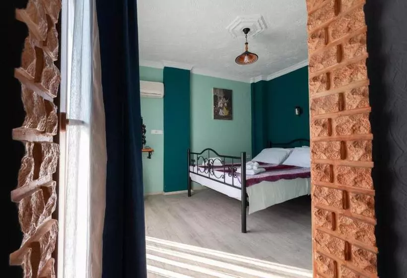 Perhehuone, Rebetika Hotel & Bistro