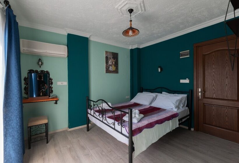 家庭间, Rebetika Hotel & Bistro