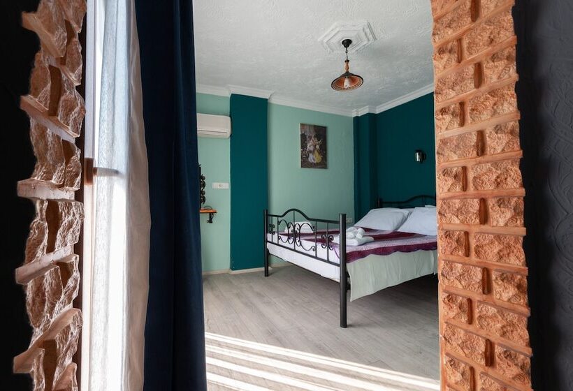 家庭间, Rebetika Hotel & Bistro