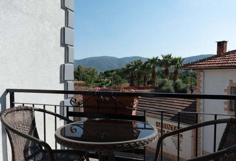 家庭间, Rebetika Hotel & Bistro