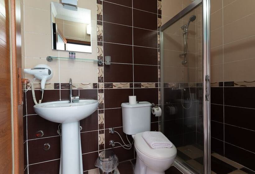 家庭间, Rebetika Hotel & Bistro