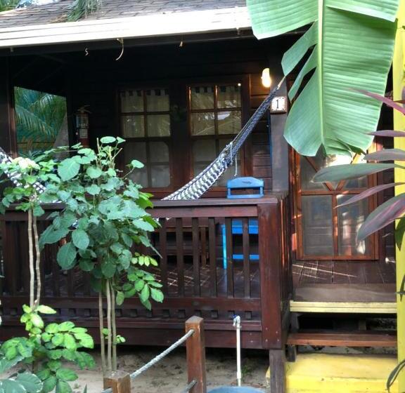 بانگلوی استاندارد, Bananarama Dive & Beach Resort