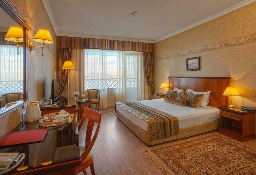 デラックスルーム, Drustar