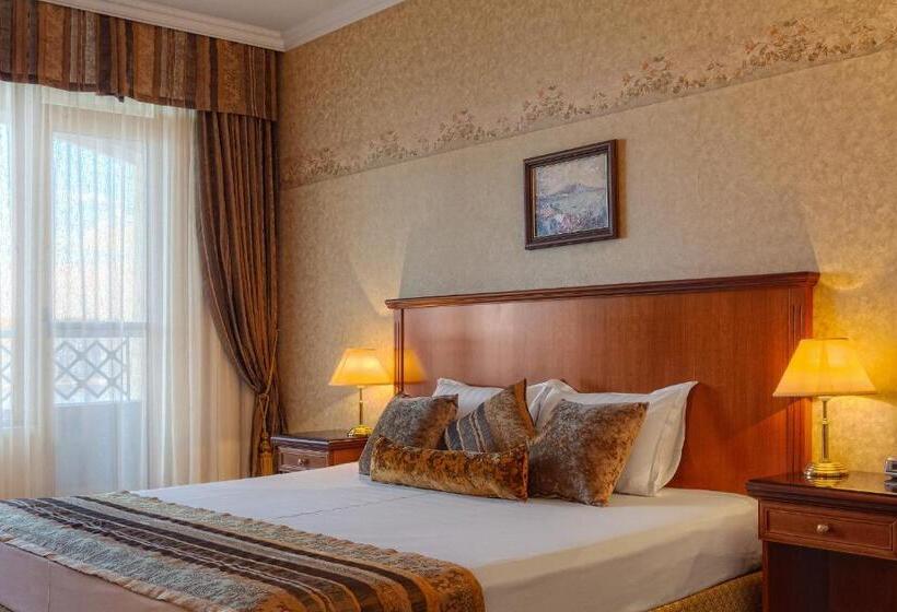 デラックスルーム, Drustar